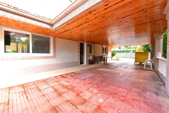 Шикарный дом с собственным бассейном и садом в районе Демирташ