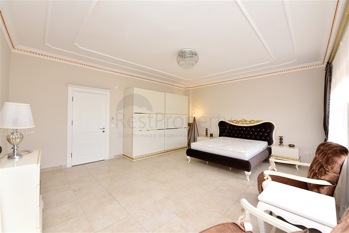 Шикарный дом с собственным бассейном и садом в районе Демирташ