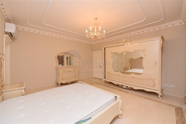 Шикарный дом с собственным бассейном и садом в районе Демирташ