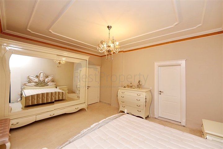 Шикарный дом с собственным бассейном и садом в районе Демирташ