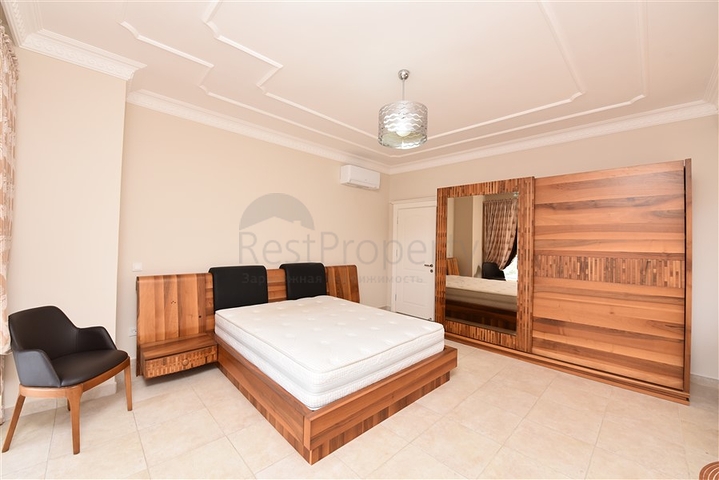 Шикарный дом с собственным бассейном и садом в районе Демирташ