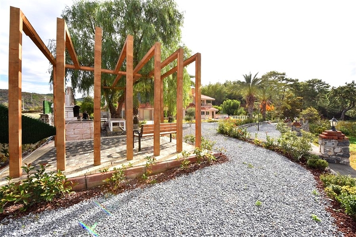 Шикарный дом с собственным бассейном и садом в районе Демирташ