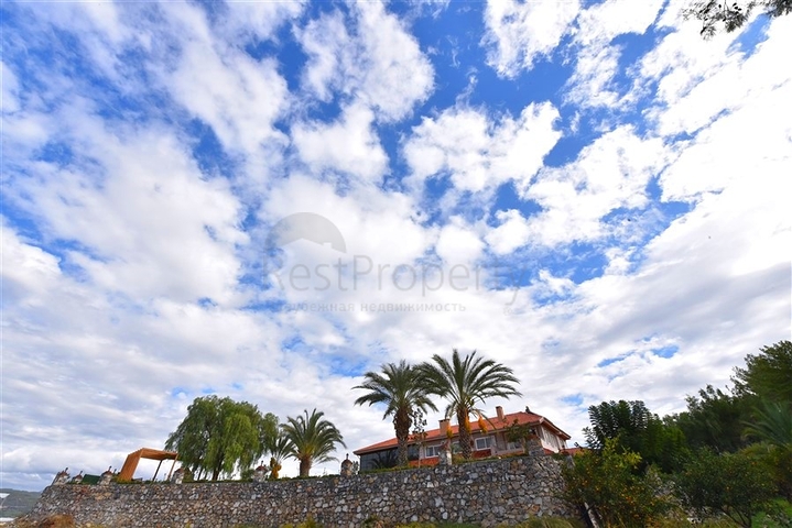 Шикарный дом с собственным бассейном и садом в районе Демирташ