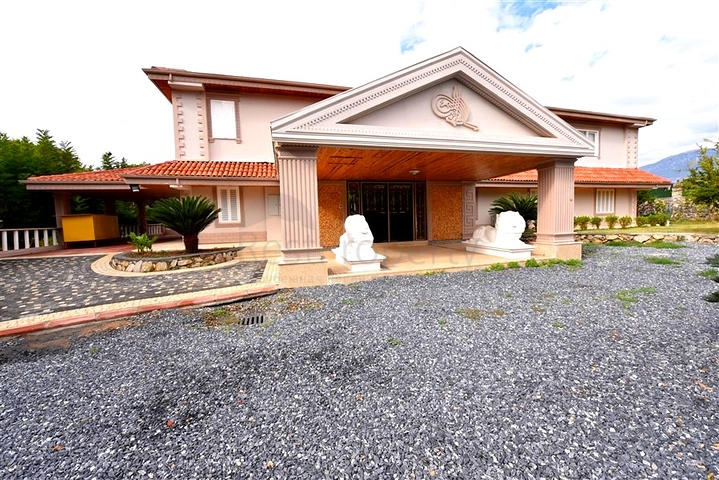 Шикарный дом с собственным бассейном и садом в районе Демирташ