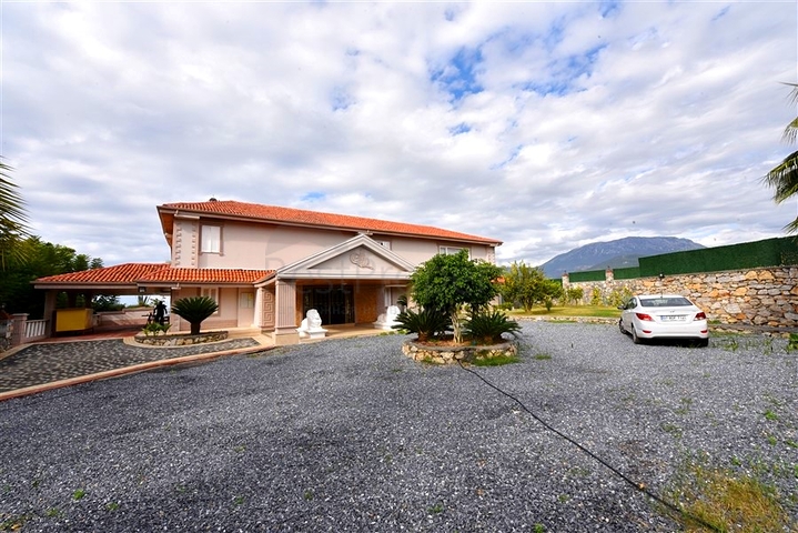 Шикарный дом с собственным бассейном и садом в районе Демирташ