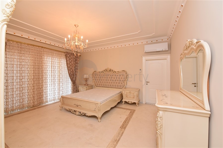 Шикарный дом с собственным бассейном и садом в районе Демирташ