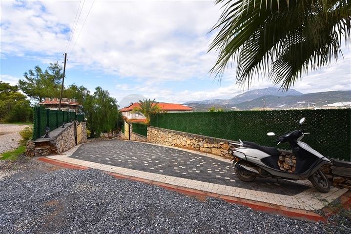 Шикарный дом с собственным бассейном и садом в районе Демирташ