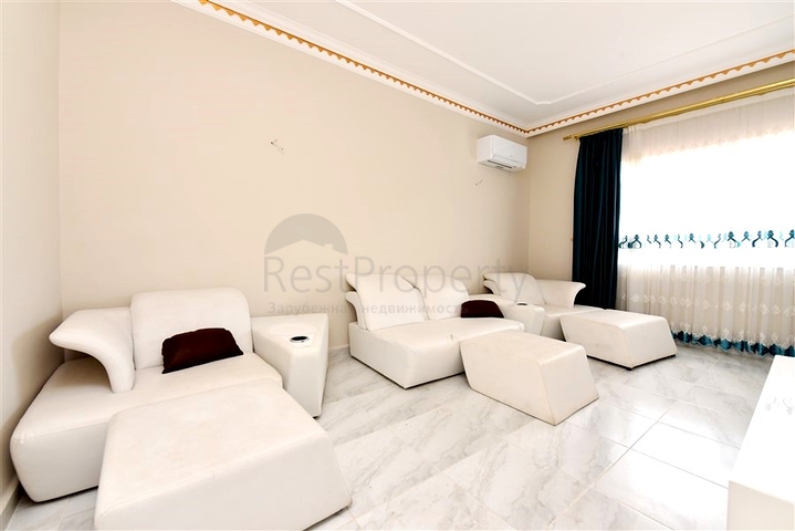 Шикарный дом с собственным бассейном и садом в районе Демирташ