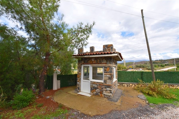 Шикарный дом с собственным бассейном и садом в районе Демирташ