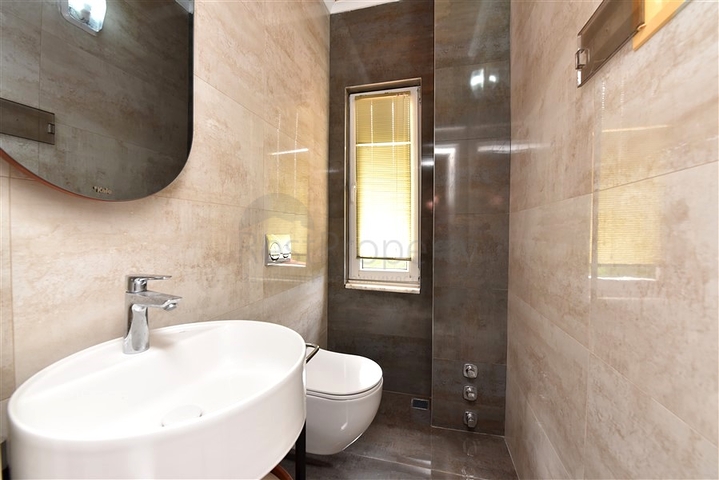 Шикарный дом с собственным бассейном и садом в районе Демирташ