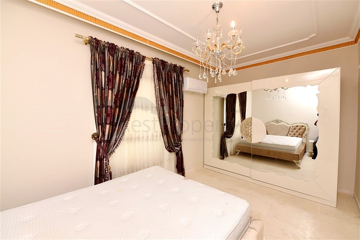 Шикарный дом с собственным бассейном и садом в районе Демирташ