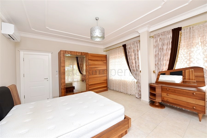 Шикарный дом с собственным бассейном и садом в районе Демирташ