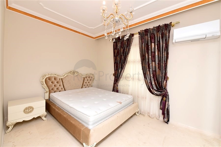 Шикарный дом с собственным бассейном и садом в районе Демирташ