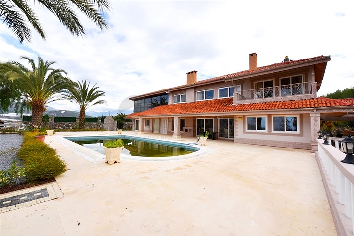 Шикарный дом с собственным бассейном и садом в районе Демирташ