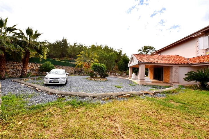 Шикарный дом с собственным бассейном и садом в районе Демирташ