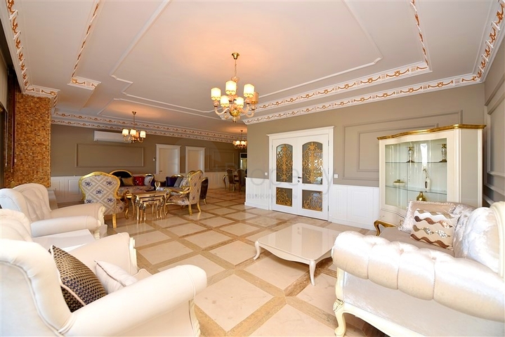 Шикарный дом с собственным бассейном и садом в районе Демирташ