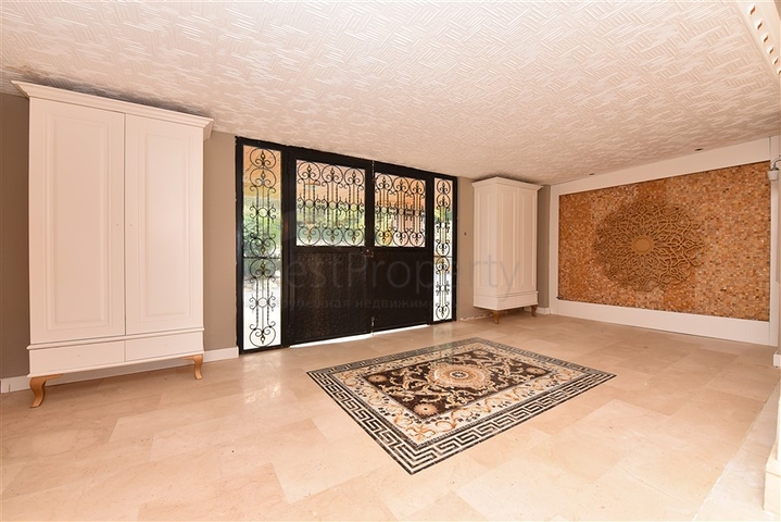 Шикарный дом с собственным бассейном и садом в районе Демирташ