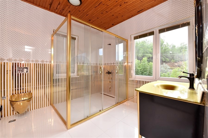 Шикарный дом с собственным бассейном и садом в районе Демирташ