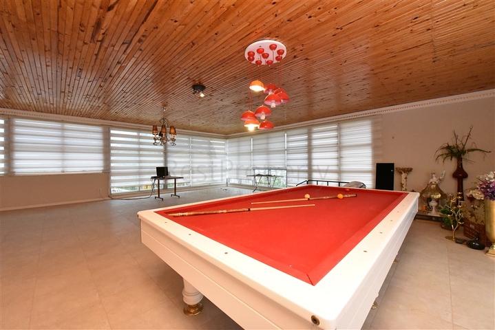 Шикарный дом с собственным бассейном и садом в районе Демирташ