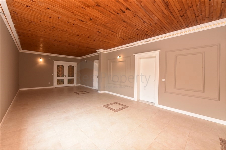 Шикарный дом с собственным бассейном и садом в районе Демирташ