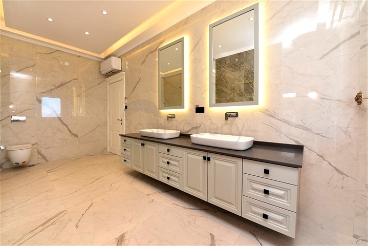 Шикарный дом с собственным бассейном и садом в районе Демирташ