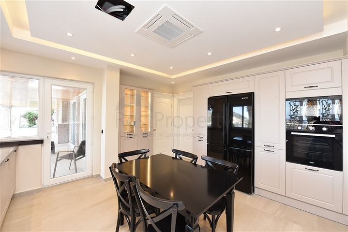 Шикарный дом с собственным бассейном и садом в районе Демирташ