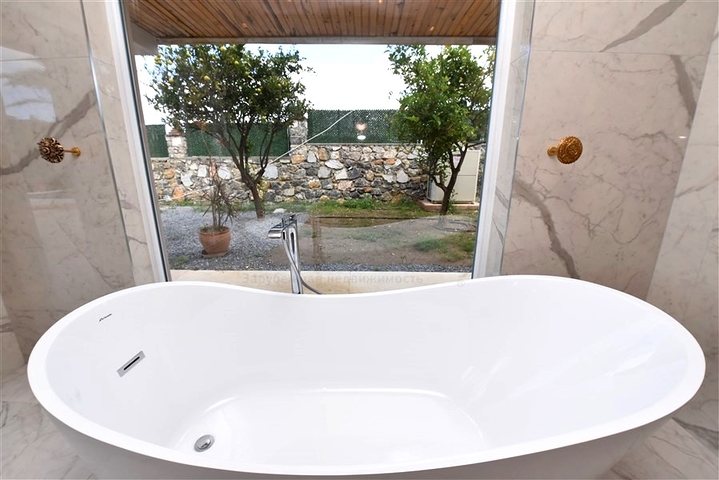 Шикарный дом с собственным бассейном и садом в районе Демирташ