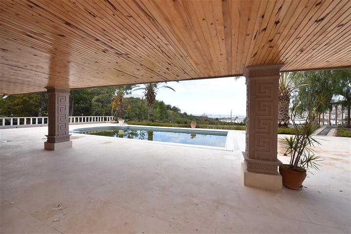 Шикарный дом с собственным бассейном и садом в районе Демирташ