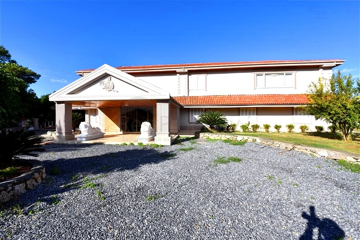 Шикарный дом с собственным бассейном и садом в районе Демирташ