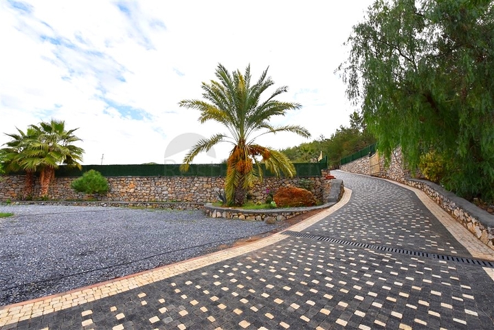 Шикарный дом с собственным бассейном и садом в районе Демирташ