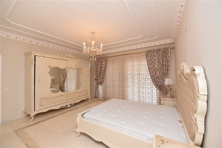 Шикарный дом с собственным бассейном и садом в районе Демирташ