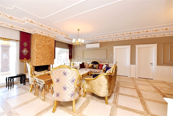 Шикарный дом с собственным бассейном и садом в районе Демирташ