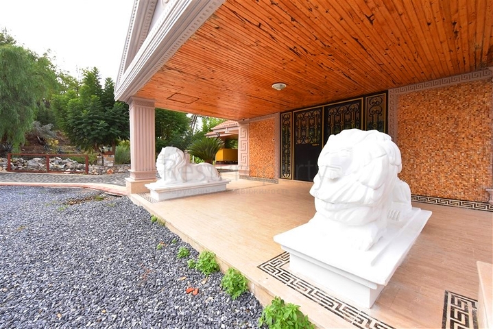 Шикарный дом с собственным бассейном и садом в районе Демирташ