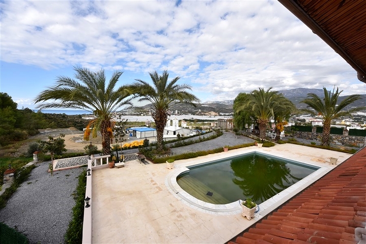 Шикарный дом с собственным бассейном и садом в районе Демирташ