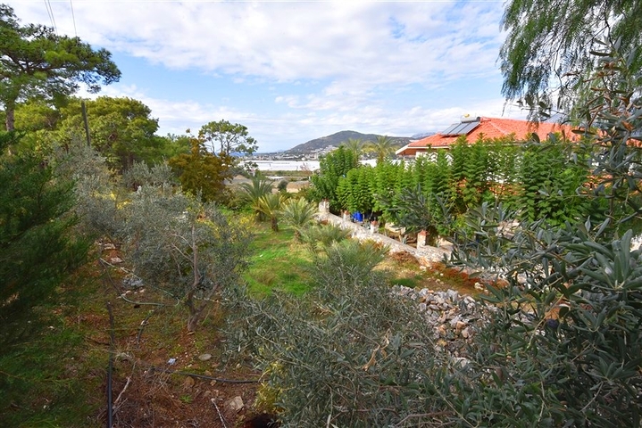 Шикарный дом с собственным бассейном и садом в районе Демирташ