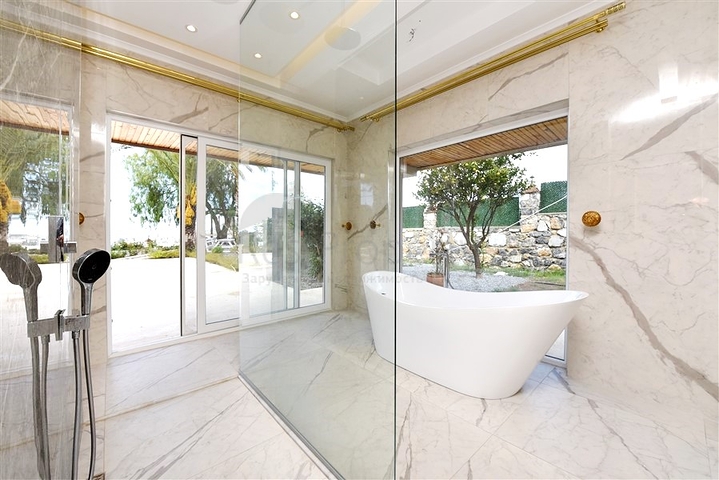 Шикарный дом с собственным бассейном и садом в районе Демирташ