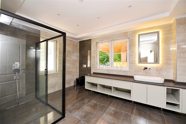 Шикарный дом с собственным бассейном и садом в районе Демирташ