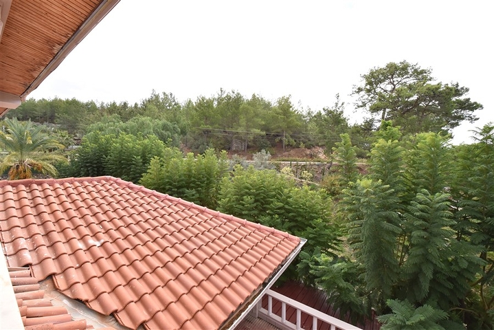 Шикарный дом с собственным бассейном и садом в районе Демирташ