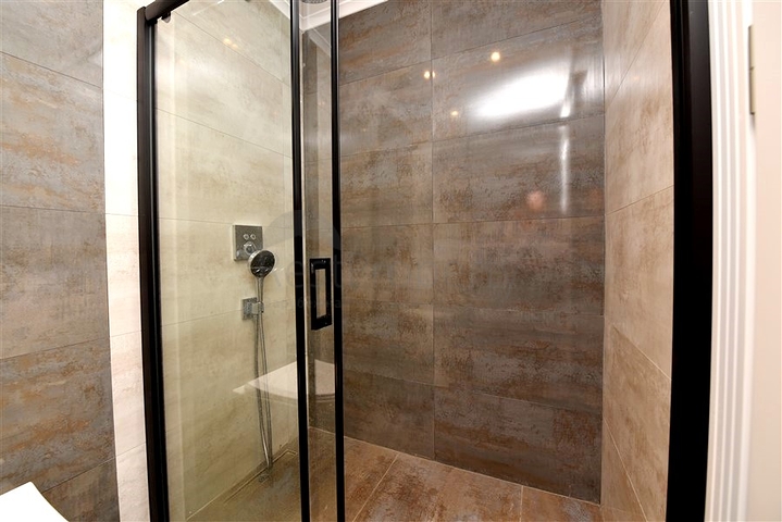 Шикарный дом с собственным бассейном и садом в районе Демирташ