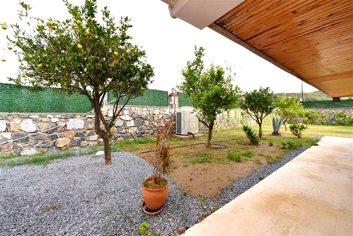 Шикарный дом с собственным бассейном и садом в районе Демирташ