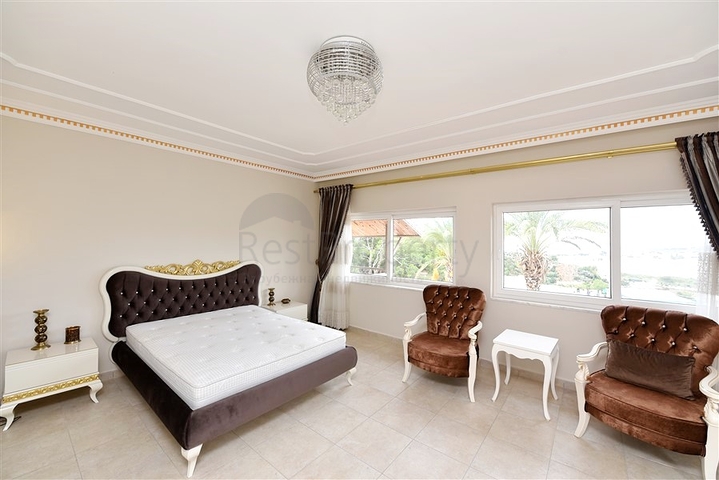 Шикарный дом с собственным бассейном и садом в районе Демирташ