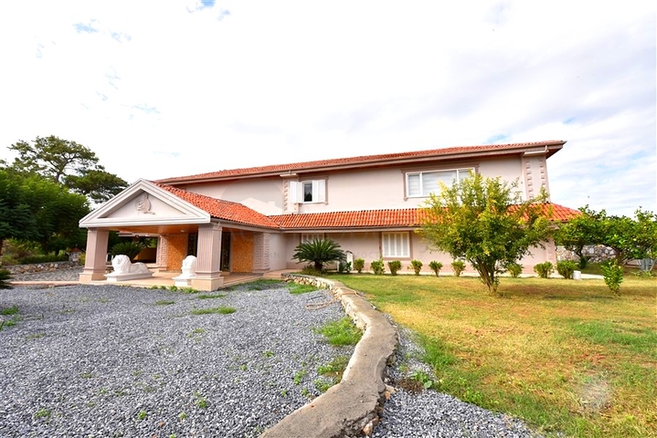 Шикарный дом с собственным бассейном и садом в районе Демирташ