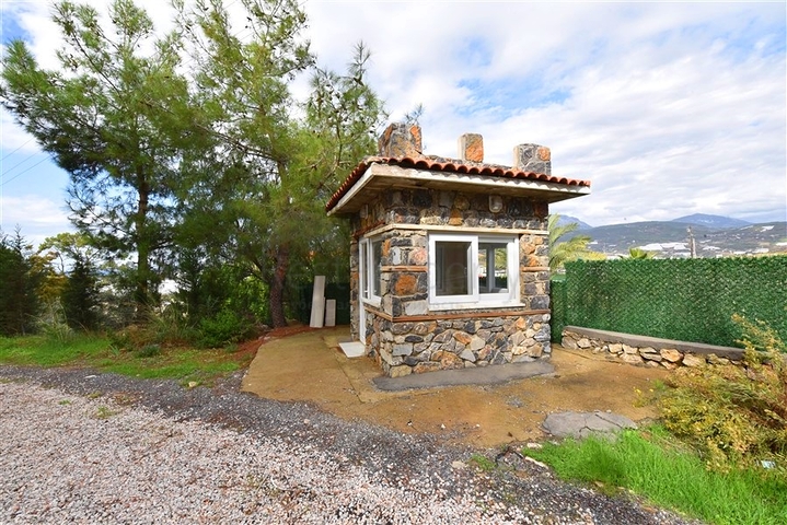 Шикарный дом с собственным бассейном и садом в районе Демирташ