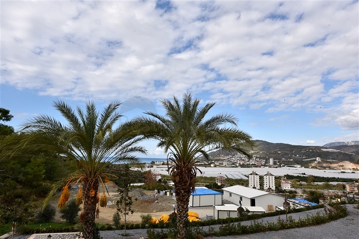 Шикарный дом с собственным бассейном и садом в районе Демирташ