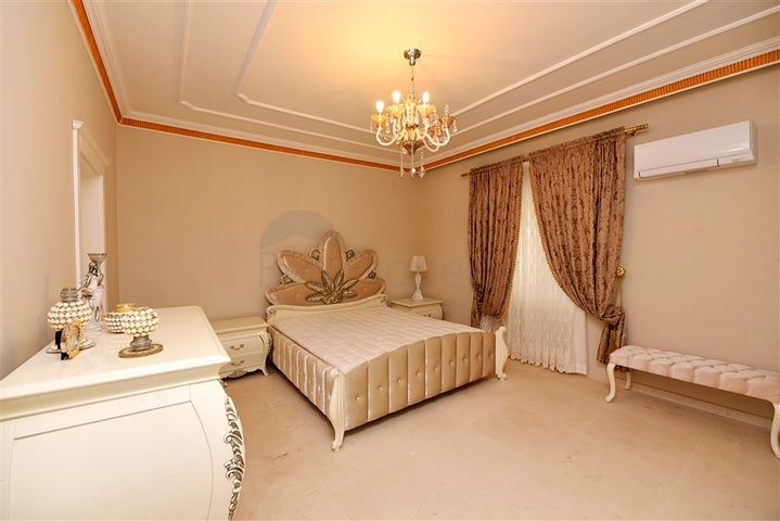 Шикарный дом с собственным бассейном и садом в районе Демирташ