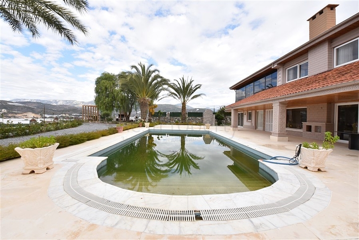 Шикарный дом с собственным бассейном и садом в районе Демирташ