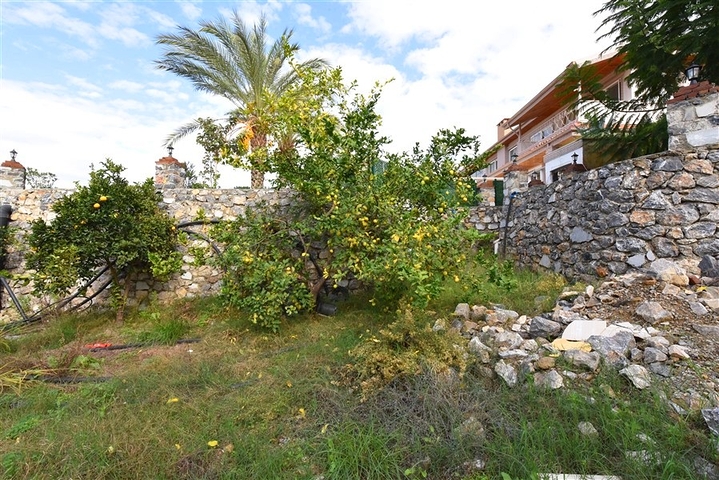 Шикарный дом с собственным бассейном и садом в районе Демирташ