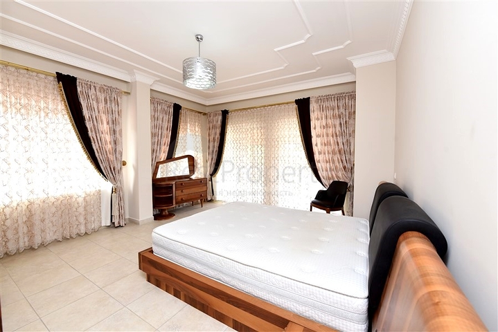 Шикарный дом с собственным бассейном и садом в районе Демирташ