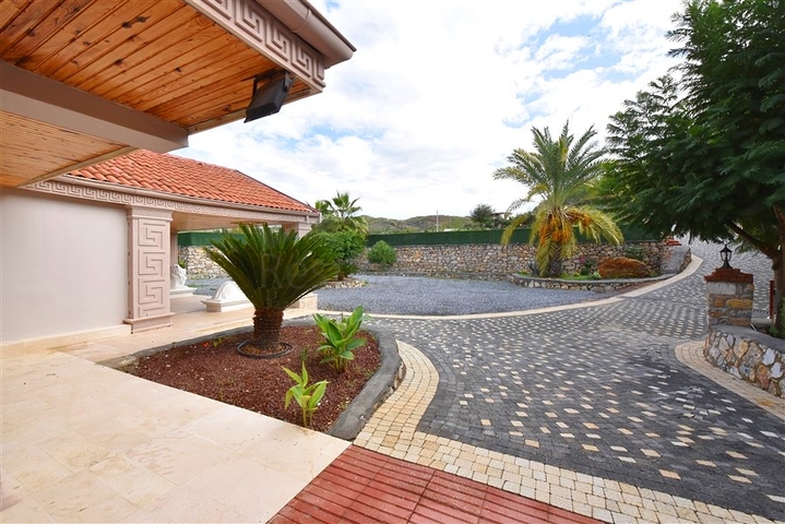 Шикарный дом с собственным бассейном и садом в районе Демирташ