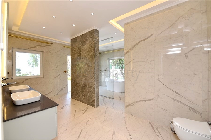 Шикарный дом с собственным бассейном и садом в районе Демирташ